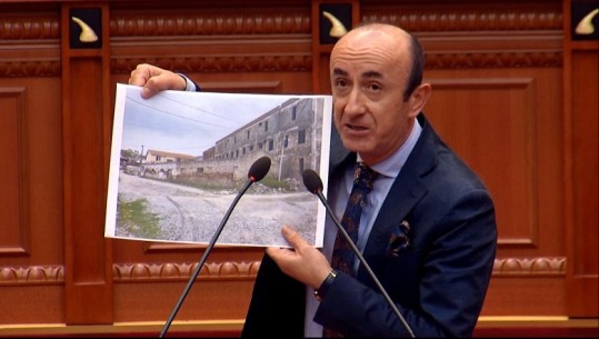  ‘Peqini si Mariupoli’, Dash Sula nxjerr fotot në parlament: Lagjet në gjendje të mjerueshme, ‘Rilindja’ s’ka bërë asnjë investim, bashkia më e diskriminuar 