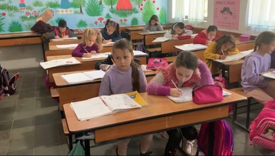 Dy motrat ukrainase strehohen në Shqipëri, nisin mësimin në gjuhën shqipe në shkollën ‘Avni Rustemi’ në Vlorë