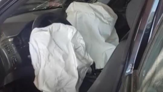 Përplasen dy makina në Kamzë, 'benzi' përfundon në lavazh (VIDEO)