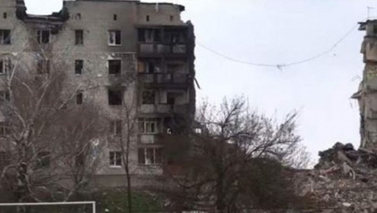 Gjenden trupat e 44 civilëve në gërmadhat e një ndërtese të shembur në Ukrainë