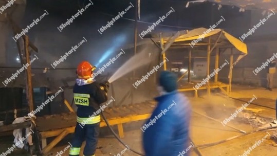 Zjarr në tregun e të përdorurave në Pogradec, përfshihen nga flakët disa tezga dhe rroba! Ndërhyjnë menjëherë zjarrfikësit