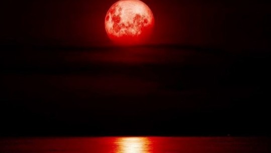Fenomeni 'Hëna e Përgjakur'! Ja ku do të shihet eklipsi i rrallë për gati 1 orë!