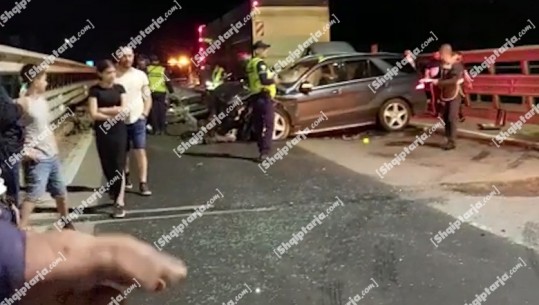 Aksident në rrugën e Kombit, përplasen katër makina dhe një trajler, dy të plagosur, njëri në gjendje të rëndë niset drejt Traumës (VIDEO)