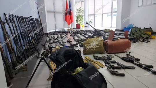 Sot u çuan për gjykim, si u zbulua baza me armatime e grupit të vrasësve, arsenal armësh të mbështjellë me flamurin e PD-së