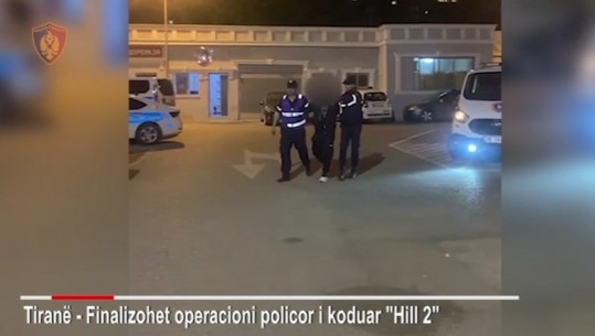 Mbante armë pa leje në banesë, arrestohet 41 vjeçari në Tiranë, i gjenden kallashnikov, pushkë dhe municion luftarak 