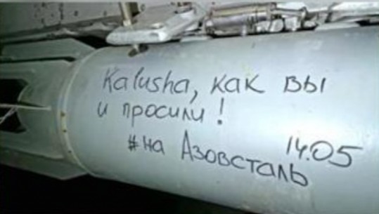  ‘Ndihmoni Mariupolin’, rusët lënë shënime mbi bombat që do të hidhen në fabrikën e çelikut Azovstal! Përdorin fjalët e ‘Kalush’, grupit fitues të ‘Eurovisionit’ 