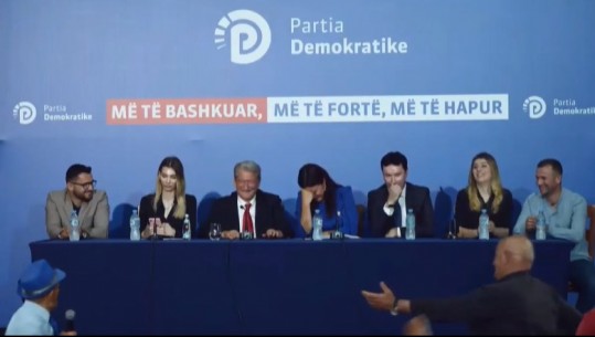 Rrëzimi në Kuvendin e PD, demokrati 'shkrin së qeshuri' Berishën dhe Floriana Garon: Fajet i ka shoqëruesi! Të mos e bëjë më atë gafë