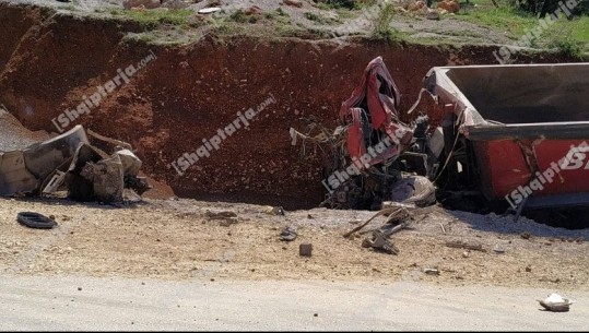 Rrëzohet kamioni në bypasin e Vlorës! Mjeti ishte me shpejtësi dhe është përplasur me shkëmbin në anë të rrugës, vdesin shoferi dhe punëtori tjetër (VIDEO)
