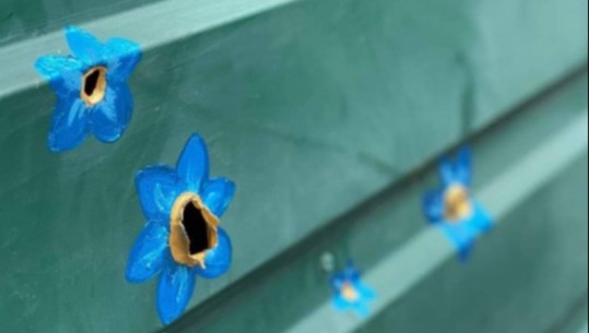 Lule rreth vrimave të plumbave, ukrainasit në Bucha ngjyrosin shenjat që lanë pas ushtarët rusë 