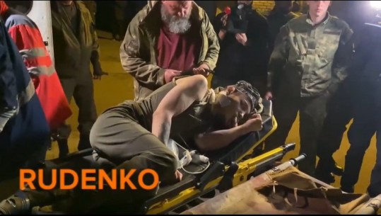 Nis evakuimi nga fabrikat e çelikut Azovstal, nxirret ushtari i parë i plagosur (VIDEO)