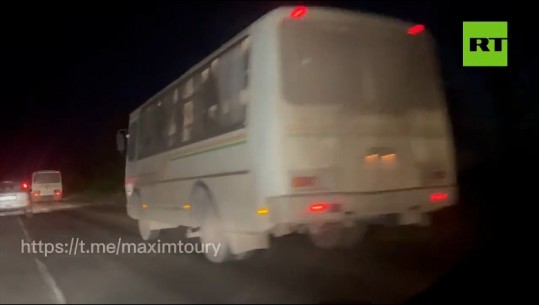 Ukrainë, ushtarët e Azovstal evakuohen me autobus (VIDEO)