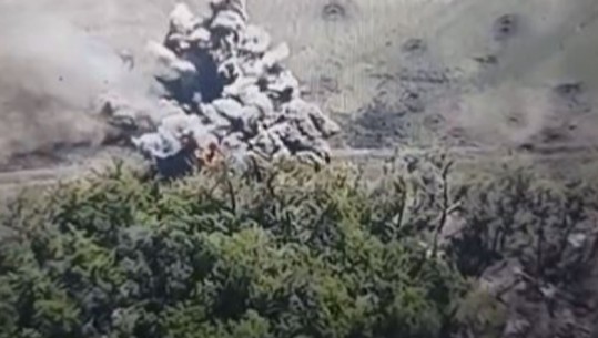 'Tanku rus në flakë!', shkatërrohet nga forcat ukrainase (VIDEO)