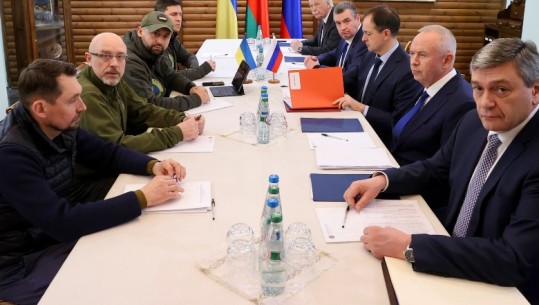 Kievi: Negociatat me Moskën pezullohen, nëse rifillojnë mund të jetë vetë Zelensky ai që do t'i drejtojë 