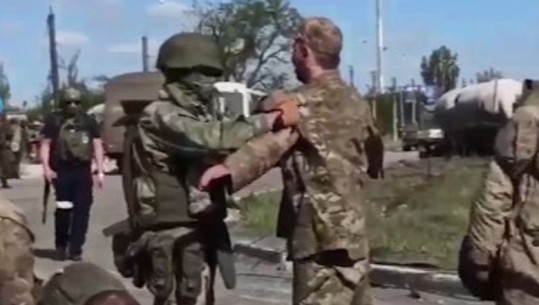 ‘Të rrethuar nga forcat ruse e disa prej tyre të plagosur', momenti kur ushtarët ukrainas dalin nga fabrika e çelikut
