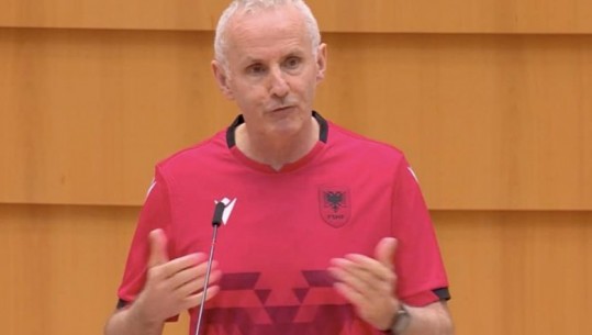 Veshur me bluzën e Kombëtares shqiptare, Eurodeputeti mban fjalim para Parlamentit Evropian (VIDEO)