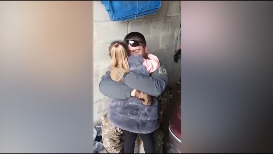 Emocionuese/ Fryu lulen e dëshirave dhe kërkoi babin e saj, e vogla takohet pas shumë kohësh me ushtarit ukrainas, i kishte ndarë lufta (VIDEO)