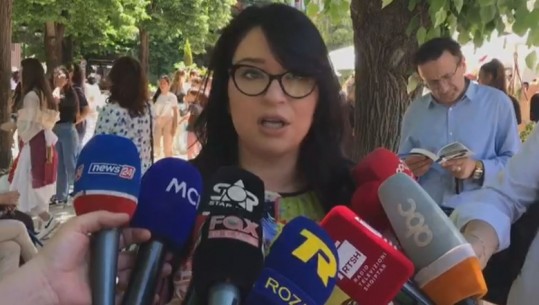 Nxënësit kërkojnë rikthimin e drejtoreshës në shkollën 'Ndoc Mazi', drejtoresha rajonale e Arsimit: Ka probleme ligjore, shkarkimi s’ka lidhje me politikën