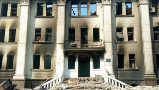 Mariupol: Hiqen rrënojat e teatrit të dramës, zyrtarët ukrainas: Trupat u varrosën në një varr masiv