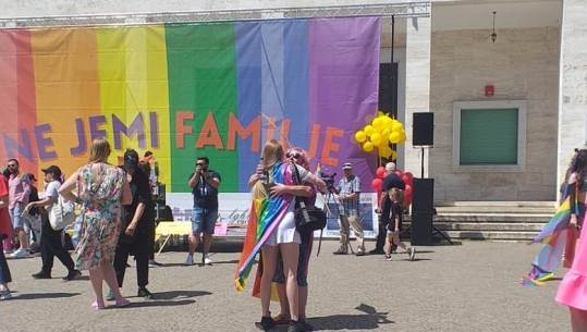  Tirana ‘vishet’ me ngjyrat e ylberit, komuniteti LGBTQI mban sot ‘Paradën e Krenarisë’! Aktivistja: Jemi familje! E pranishme edhe ambasadorja Kim 