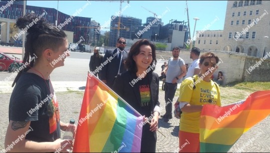 Me flamurin e LGBTQI në duar, Yuri Kim i bashkohet ‘Paradës së Krenarisë’