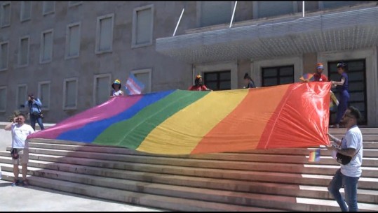  Flamuri i LGBTIQ mbulon shkallët e kryeministrisë, aktivistja-Ramës: 10 vjet në marshin, s’ke ardhur asnjëherë