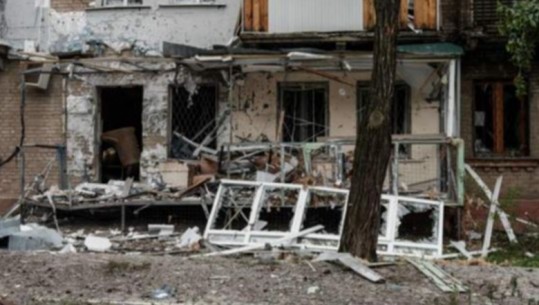 Vijojnë bombardimet ruse në rajonin e Luhanskut