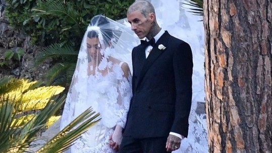 Kourtney Kardashian martohet me Travis Barker, pamjet nga dasma në Itali me të ftuar të famshëm