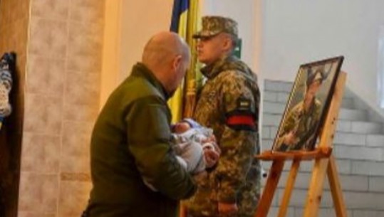 E trishtë, foshnja dy muajshe merr pjesë në funeralin e babait të vrarë nga forcat ruse në Ukrainë