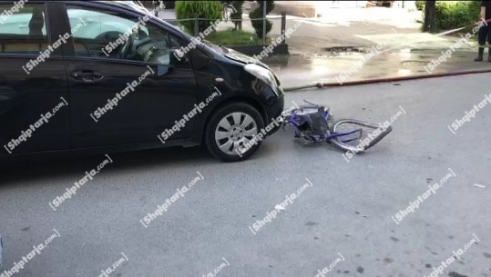 Aksident në Vlorë, makina përplas biçikletën! 60-vjeçari në gjendje të rëndë (VIDEO)