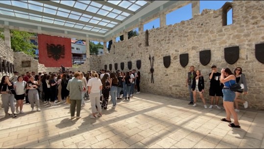 Nxënësit dyndje në memorialin e ‘Skenderbeut’! Turizmi historik në Lezhë, 2100 vizitorë në muaj