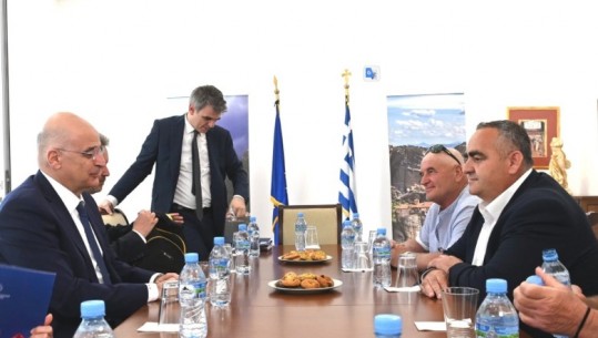 Ministri grek Nikos Dendias takon në Tiranë kreun e Omonias: Diskutuam për problematikat e minoritetit