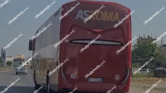 Finalja europiane e Tiranës/ Autobusi i Romës mbërrin në kryeqytet, klubi italian asnjë stërvitje në ‘Air Albania’! Feyenoord teston fushën (VIDEO)