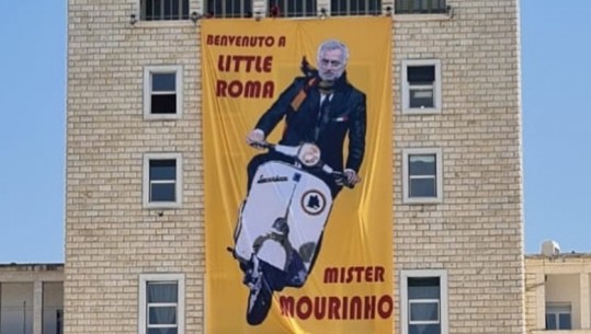 ‘Mirë se erdhe në Romën e vogël mister Mourinho’, poster gjigant për trajnerin e Romës (VIDEO)
