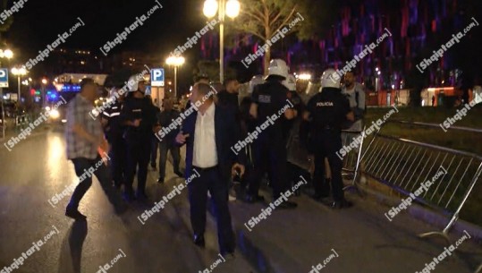 Huliganët holandezë e italianë përplasen me policinë rrugëve të Tiranës, 10 policë e 4 tifozë të plagosur! Dëbohen nga Shqipëria disa prej tyre! Në terren policia e FNSH, situata vihet në kontroll (VIDEO)