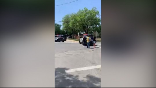 Sulmi në Teksas/ ‘Fëmijët e trembur vrapojnë të largohen dhe policia rrethon vendin’, momenti kur autori hyn në shkollë (VIDEO)