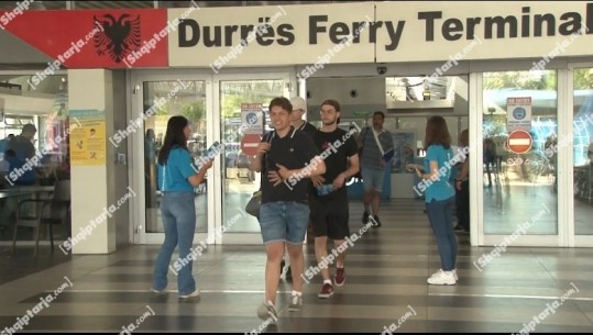 Tifozët e Romës festojnë në terminalin e Durrësit: Do të kthehemi pas ndeshjes, shpresojmë të mos lëndohet askush! Biletat i siguruam në shorteun e skuadrës