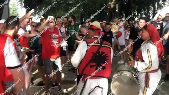 VIDEOLAJM/ Pak para se të futen në stadium, tifozët holandez kërcejnë me muzikë popullore shqiptare 