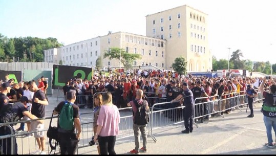 Conference League/ Tirana shkëlqen, ditë feste dhe zero incidente serioze gjithë ditën! Valle dhe muzikë në rrugët e kryeqytetit! Mijëra tifozë shijuan finalen e parë evropiane në Shqipëri (VIDEO)