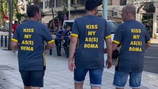 FOTO/ Holandezët në Tiranë provokojnë italianët: Më puth prap*nicën Roma