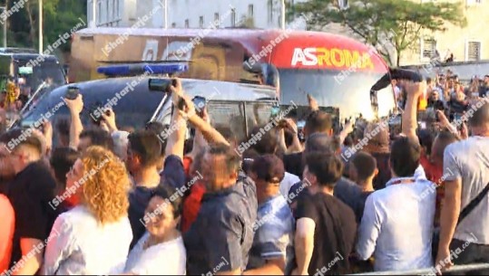Mbërrin autobusi me ekipin e Romës në 'Air Albania', tifozët u japin zemër