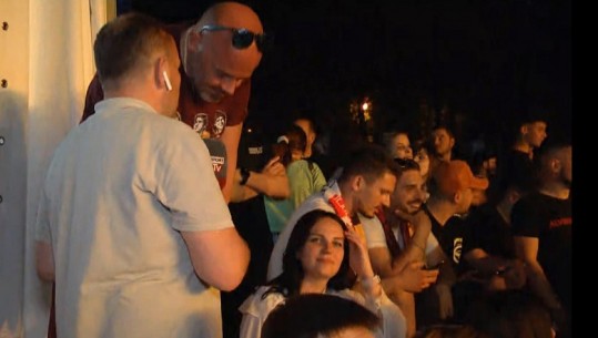 Një tjetër 'ministadium' në Tiranë, Report Tv sjell atmosferën nga Amfiteatri me tifozët e Romës
