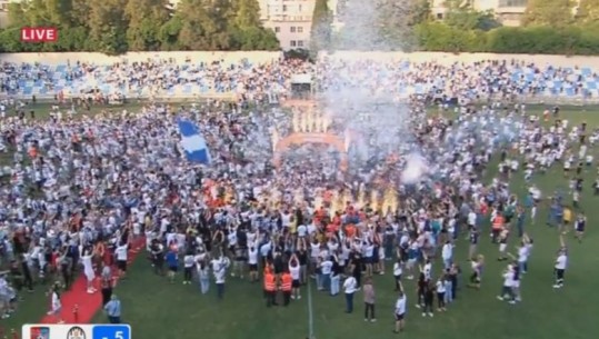 Tirana ngre në qiell trofeun, zyrtarisht 26 herë kampione e Shqipërisë! Tifozët ‘pushtojnë’ fushën