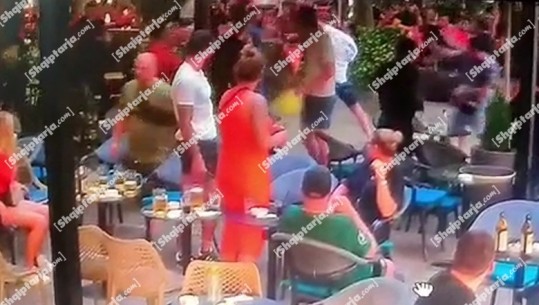  VIDEO/ Si nisi sherri në lokal me tifozët holandezë, momenti kur shqiptari vjen për 'sqarim' dhe shoku e godet me karrige