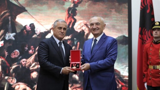 Presidenti Ilir Meta dekoron piktorin Avni Delvina, i akordon titullin e lartë 'Mjeshtër i Madh'