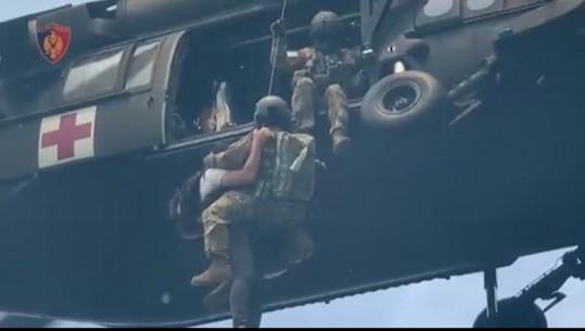 VIDEO/ Momenti i shpëtimit të efektivit të policisë, Helikopteri i KFOR e nxjerr nga humnera efektivin e policisë, 3 brinjë e një këmbë të thyer 