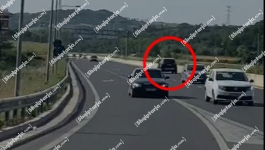 'Çmenduri' në autostradën Tiranë-Elbasan, makina ecën kundërvajtje, rrezikon përplasjen me makina të tjera  (VIDEO)