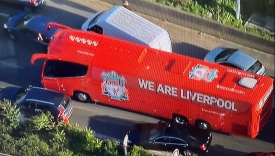 Liverpool bëhet vonë për finalen e Champions League! Lojtarët i presin në fushë, autobusi shfaqet në trafik