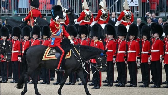A u drogua kali i Princit William gjatë provave për paradën në nderim të mbretëreshës? VIDEO-ja që ngriti shumë dyshime! Ish-ushtarakët: Turp
