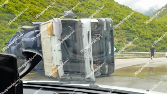 Aksident në Vlorë/ Autoboti del nga rruga, plagoset shoferi