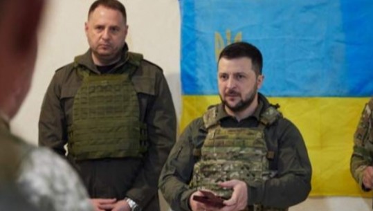 Zelensky del nga Kievi, viziton ushtarët në Kharkiv